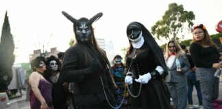 Monstruos y catrinas desfilaron en la Marcha Siniestra 2022