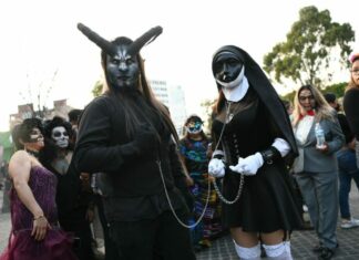 Monstruos y catrinas desfilaron en la Marcha Siniestra 2022