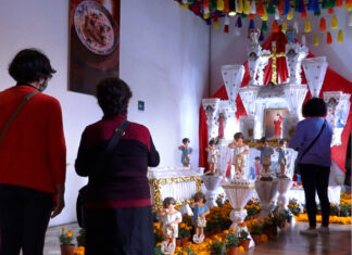 Con altar monumental, Turismo rinde homenaje a artesana de Hueyapan altar-monumental