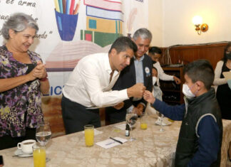 Ayuntamiento entrega reconocimientos a hijos de trabajadores de Limpia ayuntamiento