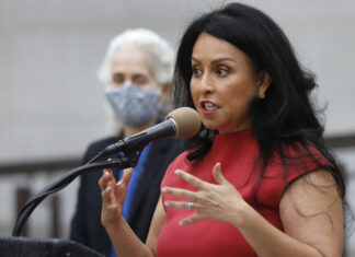 “Parece changuito”: Política mexicana renuncia en LA por comentario racista concejal