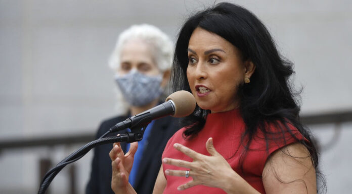 “Parece changuito”: Política mexicana renuncia en LA por comentario racista concejal