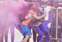 NFL: Manifestante invade cancha y recibe brutal tacleada manifestante