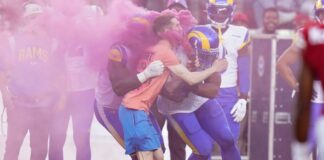 NFL: Manifestante invade cancha y recibe brutal tacleada manifestante