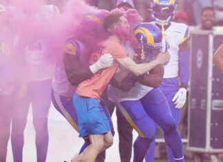 NFL: Manifestante invade cancha y recibe brutal tacleada manifestante