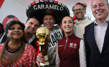 Recibe Claudia Sheinbaum el trofeo del Mundial FIFA 2022 Trofeo