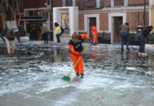 Ayuntamiento y comerciantes limpian plazuelas de los Sapos y del Carolino Ayuntamiento