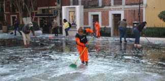 Ayuntamiento y comerciantes limpian plazuelas de los Sapos y del Carolino Ayuntamiento