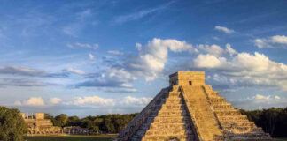 Golpean a turista que subió a pirámide de Chichén Itzá extranjera