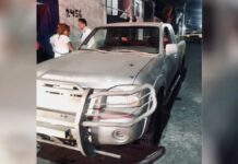 Hombre es atacado a balazos a bordo de su camioneta, en Tres Cruces Hombre