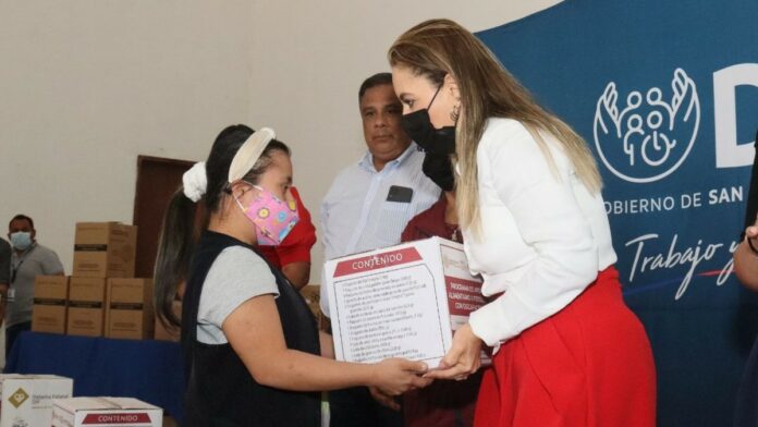 Paola Angon entrega paquetes alimentarios