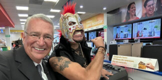 Ricardo Salinas ‘conoce’ los nuevos billetes de 20 pesos Ricardo Salinas