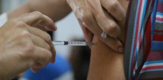 Vacunación para menores inicia sin incidentes en 49 municipios Vacunación