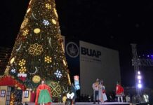 BUAP recibe época decembrina con encendido del árbol navideño BUAP