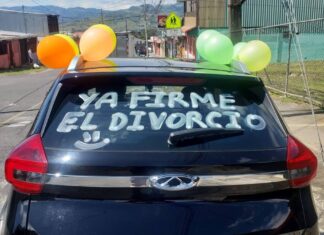 Hombre adorna su auto para celebrar divorcio y se vuelve viral divorcio