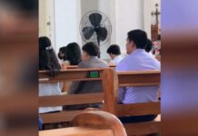 Captan a hombre viendo el Mundial durante misa Hombre