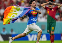 Liberan a italiano que cruzó cancha con bandera LGBT en Qatar italiano