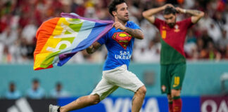 Liberan a italiano que cruzó cancha con bandera LGBT en Qatar italiano