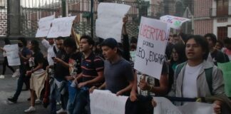 Protestan universitarios por estudiantes detenidos en Puebla Marcha por estudiantes detenidos