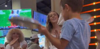 Niño celebra cumpleaños en Hooters con sus papás niño