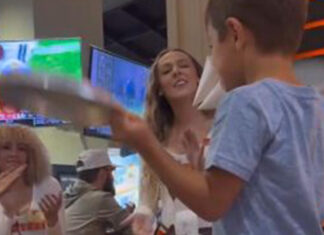 Niño celebra cumpleaños en Hooters con sus papás niño