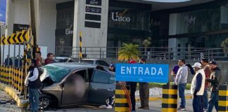 Aparatoso accidente deja 1 muerto y 2 heridos en Calzada Zavaleta persona