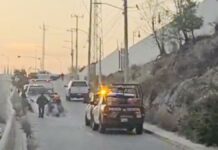 Adulto mayor muere tras chocar su moto contra poste en Periférico Adulto