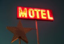 Motel amagan con publicar videos de clientes que se roben las sábanas