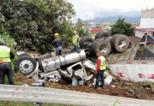 Tráiler vuelca y destruye casa en Huauchinango; hay un herido Tráiler