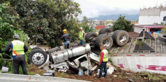 Tráiler vuelca y destruye casa en Huauchinango; hay un herido Tráiler