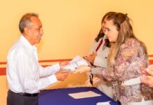 Premia Paola Angon a policía héroe que evitó suicidio de joven extranjero Premia Paola Angon a policía héroe que evitó suicidio de joven extranjero