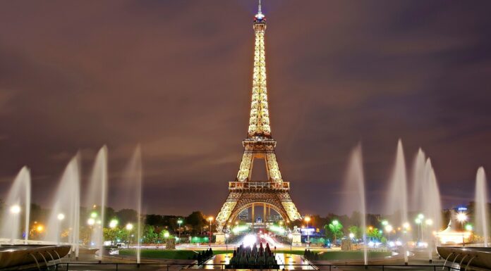 Francia: festejo de Año Nuevo deja más de 700 autos incendiados