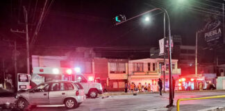 Automovilista se pasa el alto y choca en la 11 sur; hay 2 lesionadas automovilista