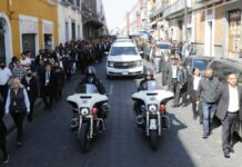 En Casa Aguayo, poblanos dan último adiós al gobernador Barbosa