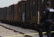Colocan barricadas para robar cemento de tren en Xochimehuacan barricadas