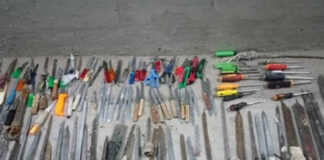 Decomisan espadas durante cateo a Cereso de Pachuca espadas