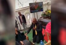 ¿Mal momento? Hombre pide matrimonio a su novia en funeral de su padre Hombre