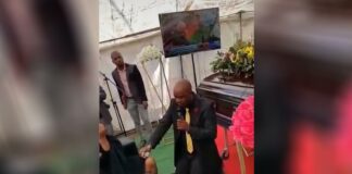 ¿Mal momento? Hombre pide matrimonio a su novia en funeral de su padre Hombre