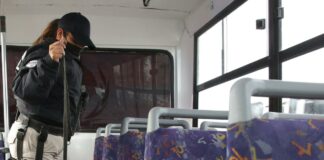 Asaltan microbús y golpean con pistola a hombre en la Rivera Anaya Hombre