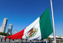 Realizan izamiento y honores a la Bandera monumental en el CIS izamiento