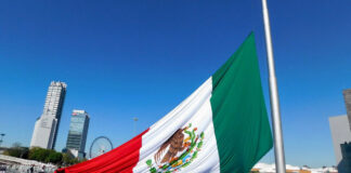 Realizan izamiento y honores a la Bandera monumental en el CIS izamiento