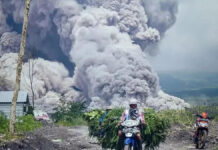 Evacúan a 2 mil personas tras explosión de volcán en Indonesia personas