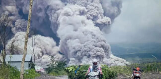 Evacúan a 2 mil personas tras explosión de volcán en Indonesia personas