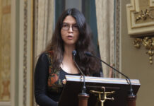 Entregan reconocimiento a escritora poblana, Mónica Rojas Rubín reconocimiento