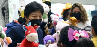 BUAP entrega peluches a niñas y niños de escasos recursos BUAP