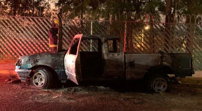Investigan quema de camioneta en calles de Lomas de San Miguel Camioneta