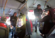Ladrón nervioso saca un acordeón para robar a pasajeros de microbús Ladrón