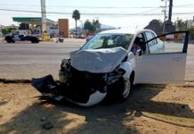 Sujeto provoca choque y abandona a su familia en el lugar