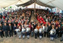 Ariadna Ayala entrega uniformes a alumnos de Atlixco