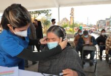 SEDIF entrega aparatos auditivos por “Martes Ciudadano” en Chignautla